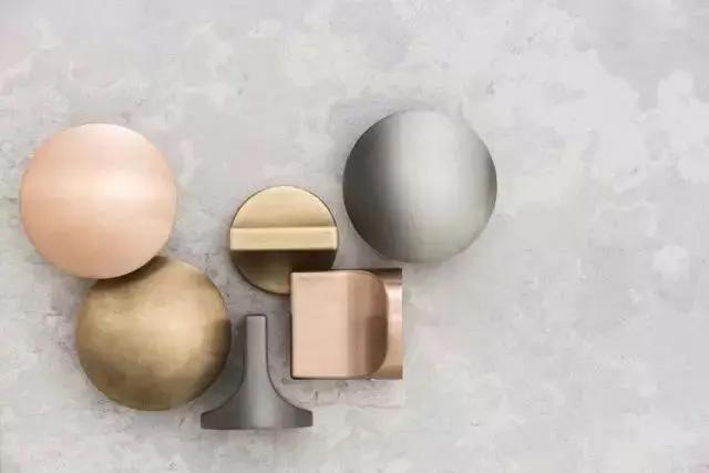 SACA：高光钛金白，优雅到极致的定制主流色！(图3)